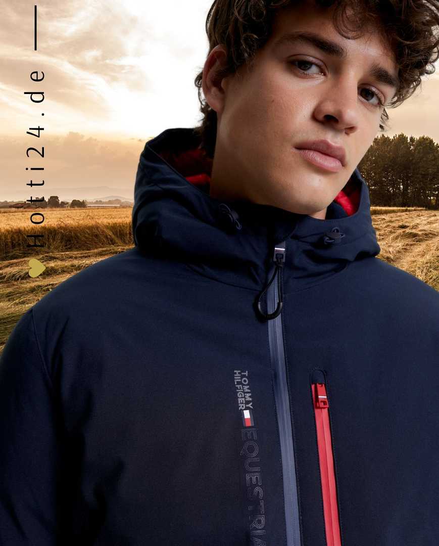 Herren-Winterjacke von Tommy Hilfiger mit dem Namen "London TH08MJAC485-004" in der Farbe Blau. Diese Winterjacke ist auf der Website www.hotti24.de erhältlich. Die Jacke wurde entwickelt, um Wärme und Stil zu bieten, insbesondere in kalten Witterungsbedingungen.  In der Datei sind Bilder der Winterjacke aus verschiedenen Blickwinkeln enthalten, darunter die Vorderseite, die Seite und die Rückseite. 