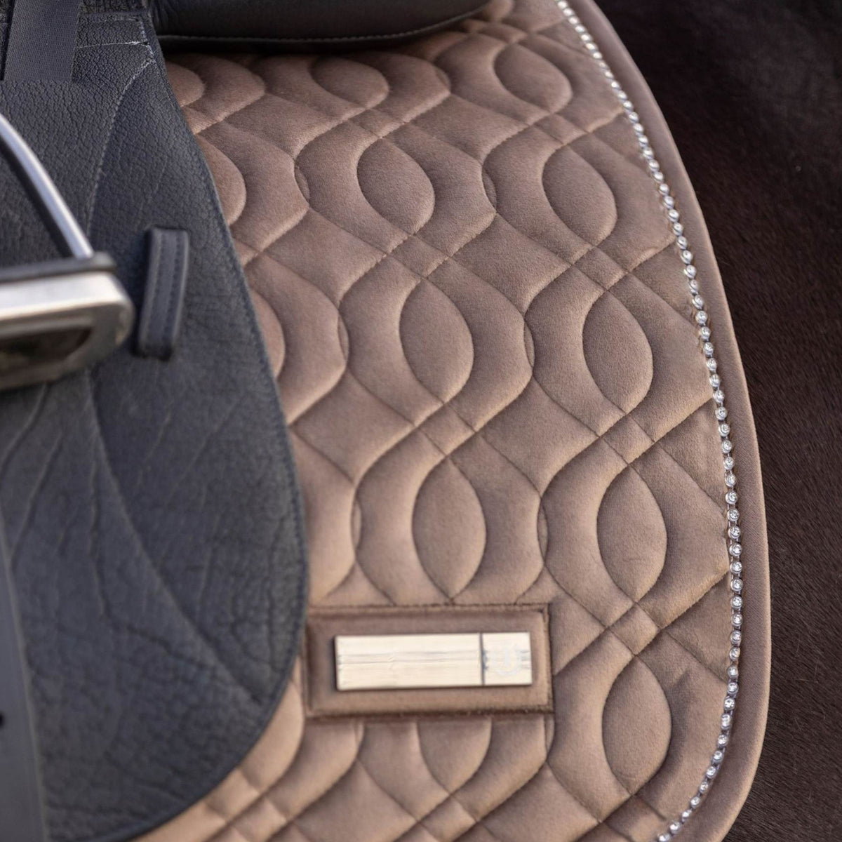 Imperial Riding präsentiert die Dressurschabracke IRHSKY in der Farbe Cappuccino Braun mit der Artikelnummer ZT78322001-8043. Diese Schabracke kombiniert Funktionalität mit einem stilvollen Design und eignet sich perfekt für Dressuraktivitäten. Für weitere Informationen und die Möglichkeit zum Kauf besuchen Sie bitte die Website www.Hotti24.de