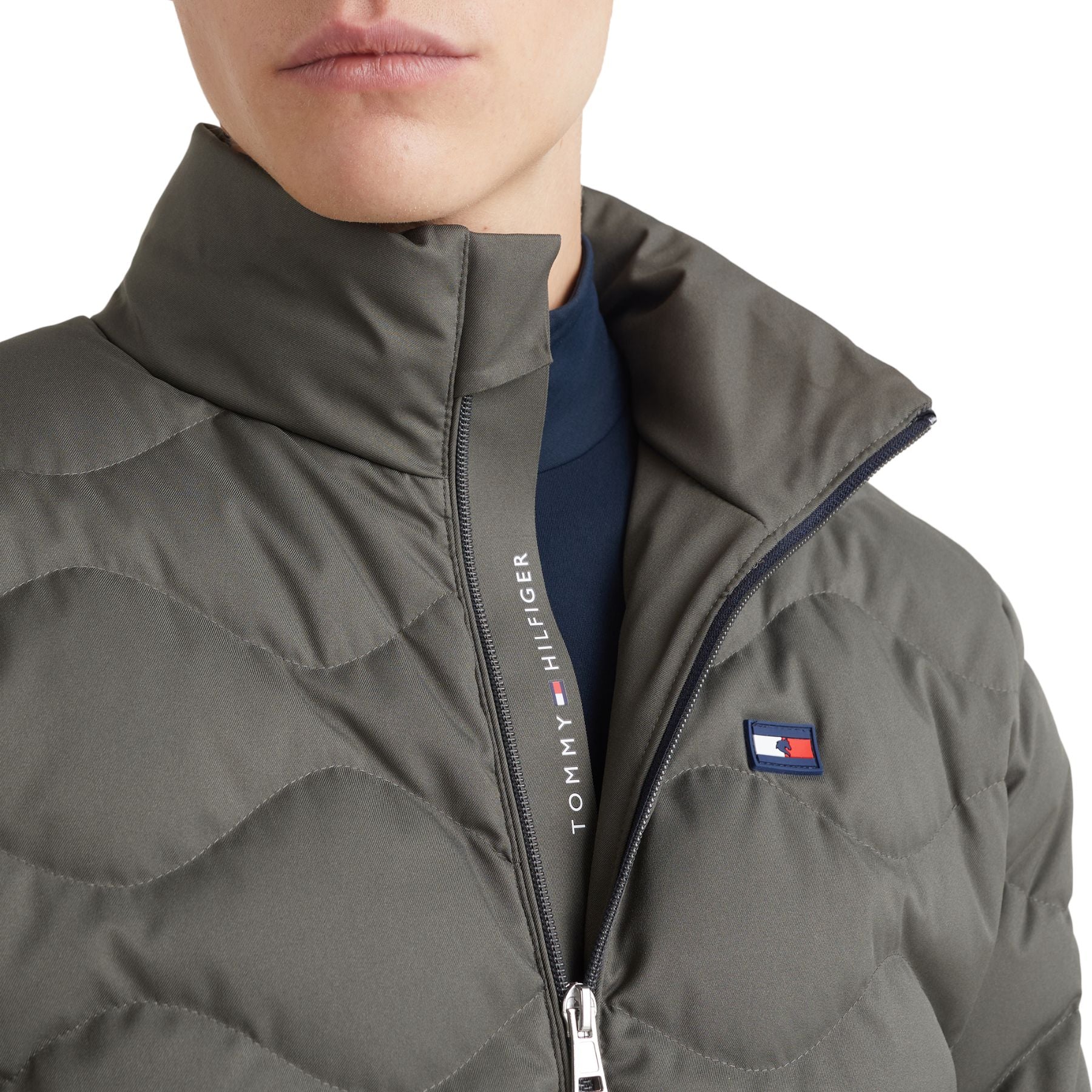 Tommy Hilfiger Equestrian® - Herren Jacke Daunen Grün, bietet alles, mit 2 Weg Reißverschluss vorne, gefüllt mit 100% recycelter Daune und Federn. Wasserabweisendes Außen Material, abnehmbare Kapuze, zwei Reißverschluss Taschen Artikelnummer TH10138-025 erhältlich bei www.Hotti24.de